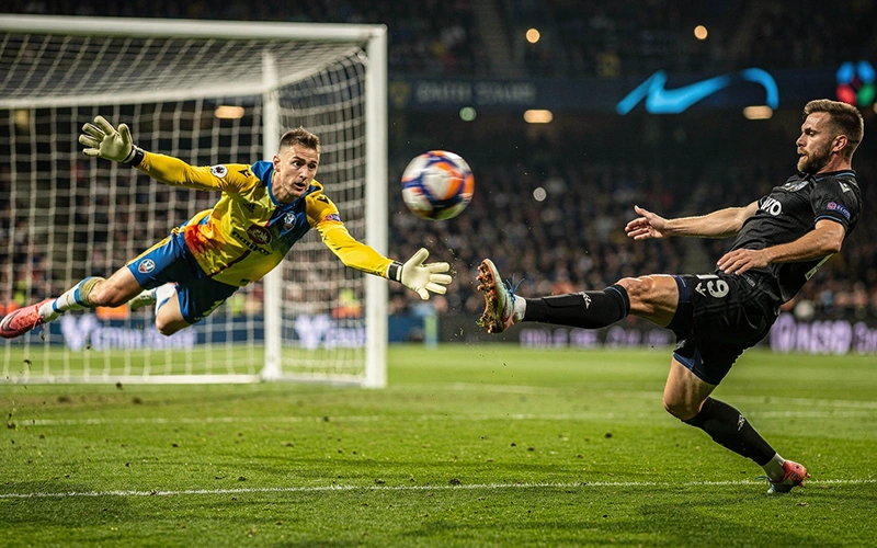 Dramatische Spielszene mit Torwart und Stürmer im Zweikampf