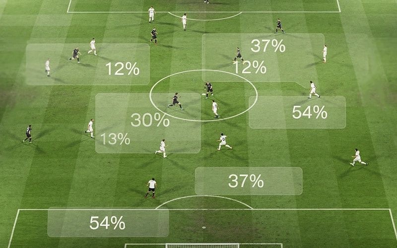 Fußballspieler auf dem Spielfeld mit überlagerten Prozentangaben zur Spielanalyse