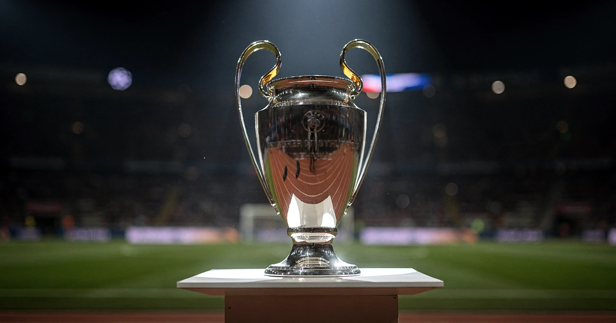 Champions-League-Pokal im Rampenlicht vor Stadionkulisse