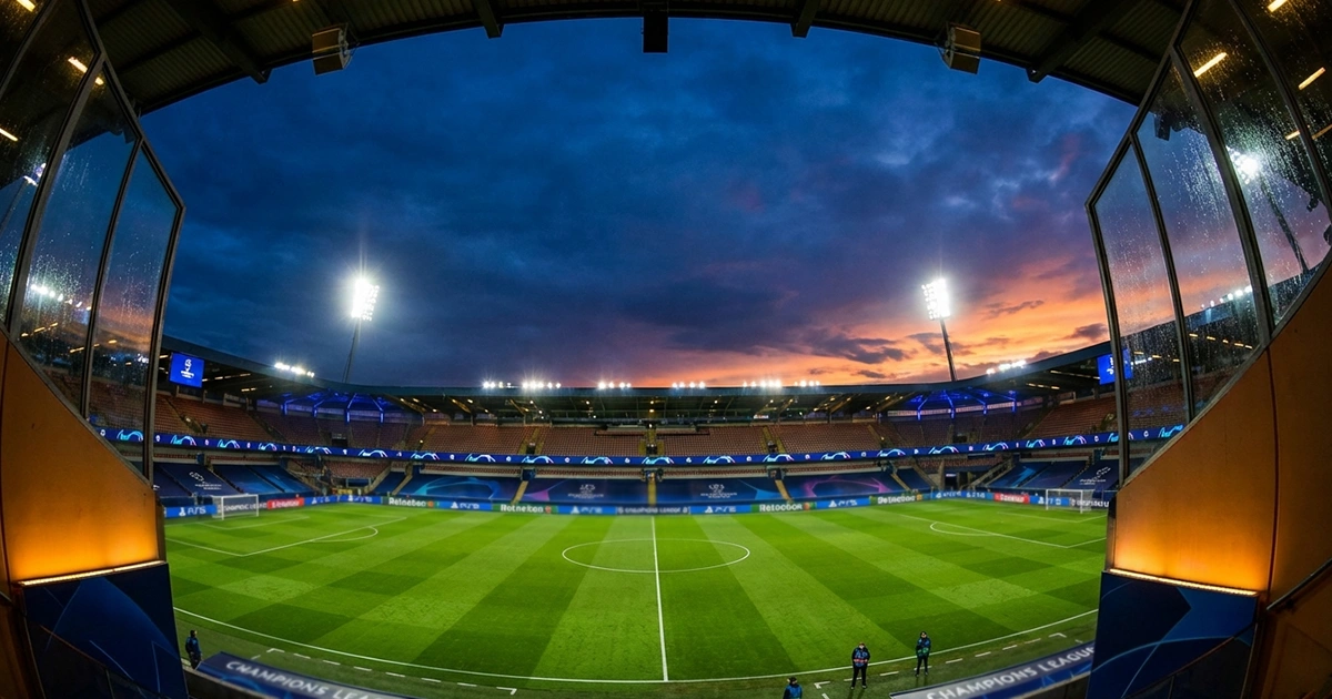 Beleuchtetes Fußballstadion vor einem Champions-League-Abend