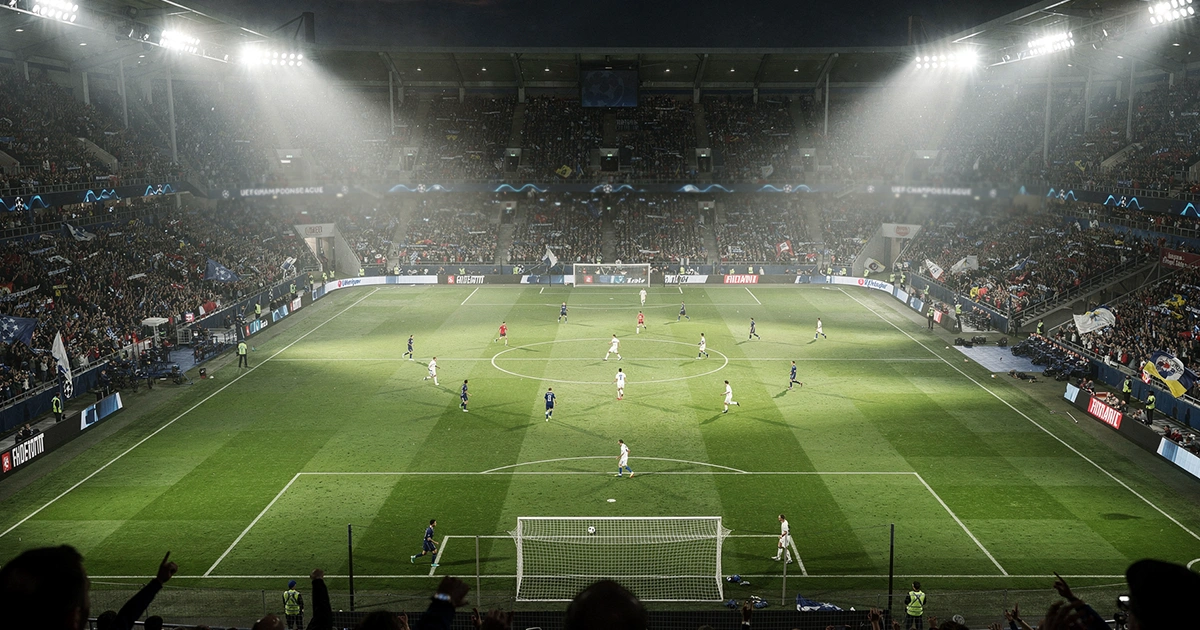 Fußballstadion bei Flutlicht während eines Champions-League-Spiels